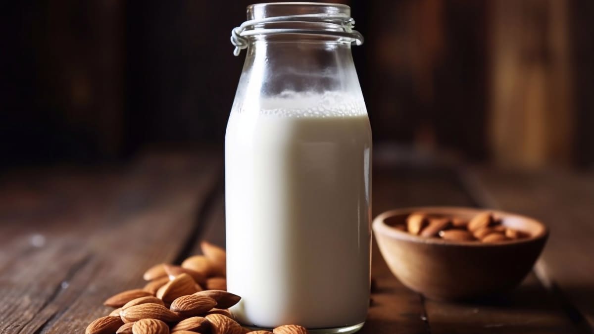 Amandes et bouteille de lait d'amande