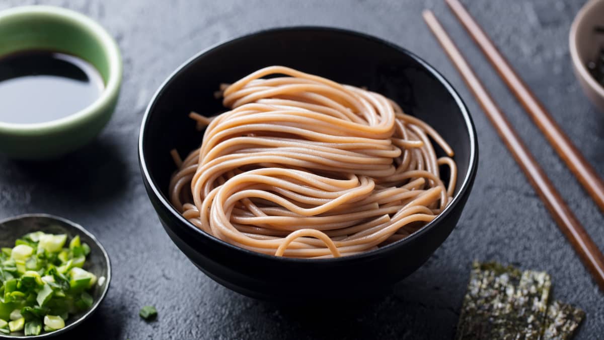 Gros plan sur un bol de nouilles soba