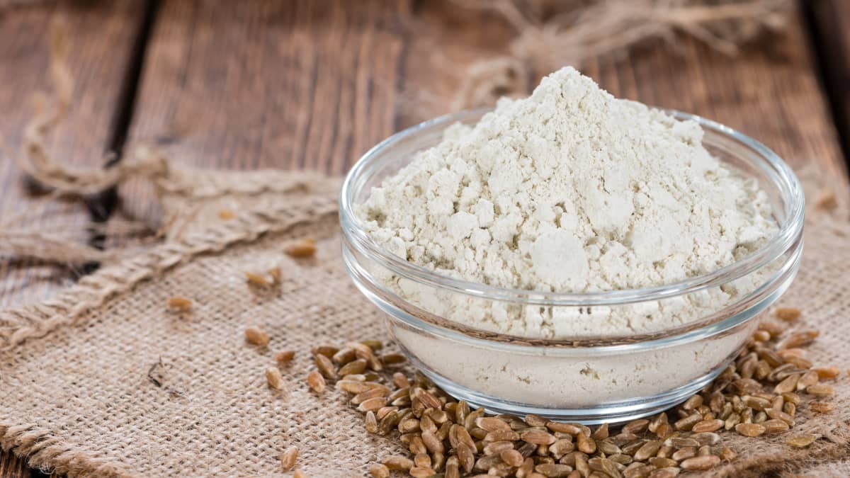 Bol de farine d'épeautre et grains
