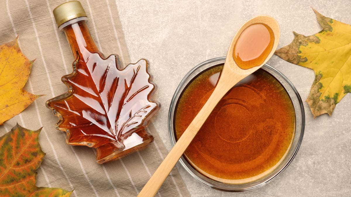 Bouteille et bol de sirop d'érable