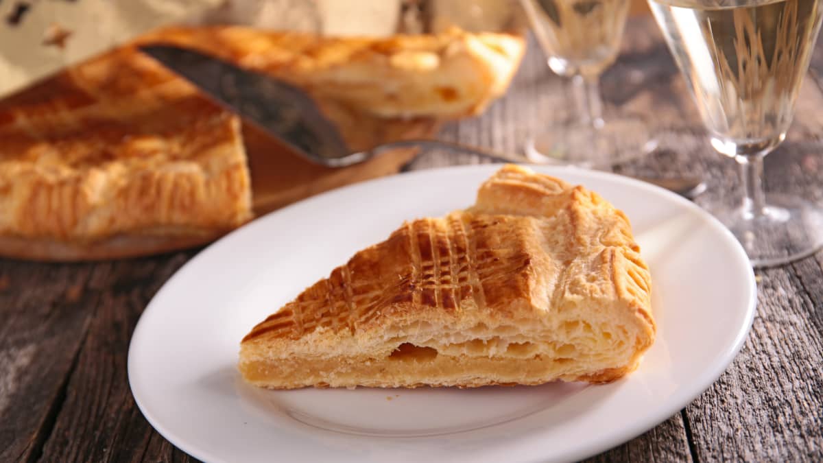 Part de galette et verres de vin