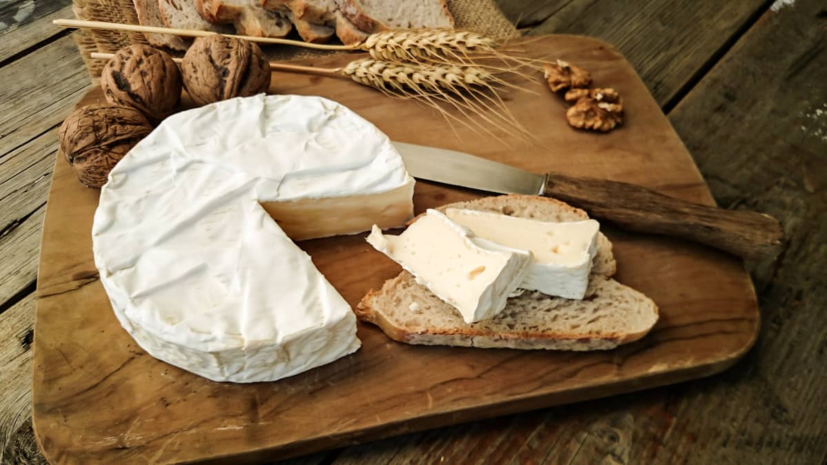 Coulommiers entamé sur planche de bois