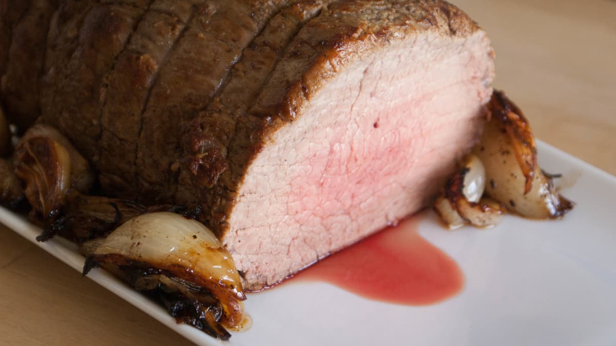 Rôti de boeuf tranché sur planche