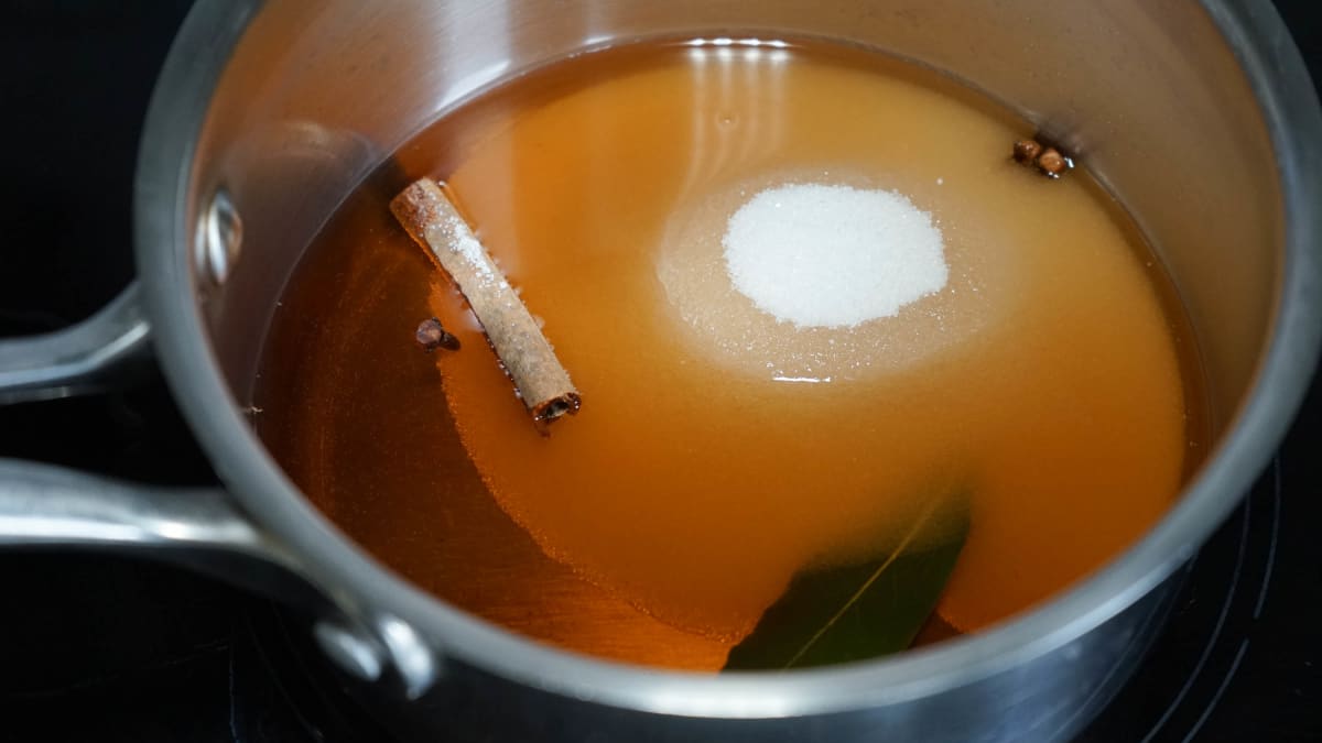 Casserole contenant vinaigre, sucre et épices