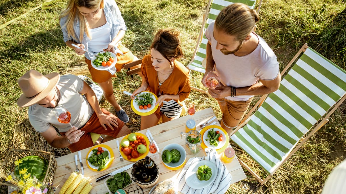Déjeuner entre amis au jardin