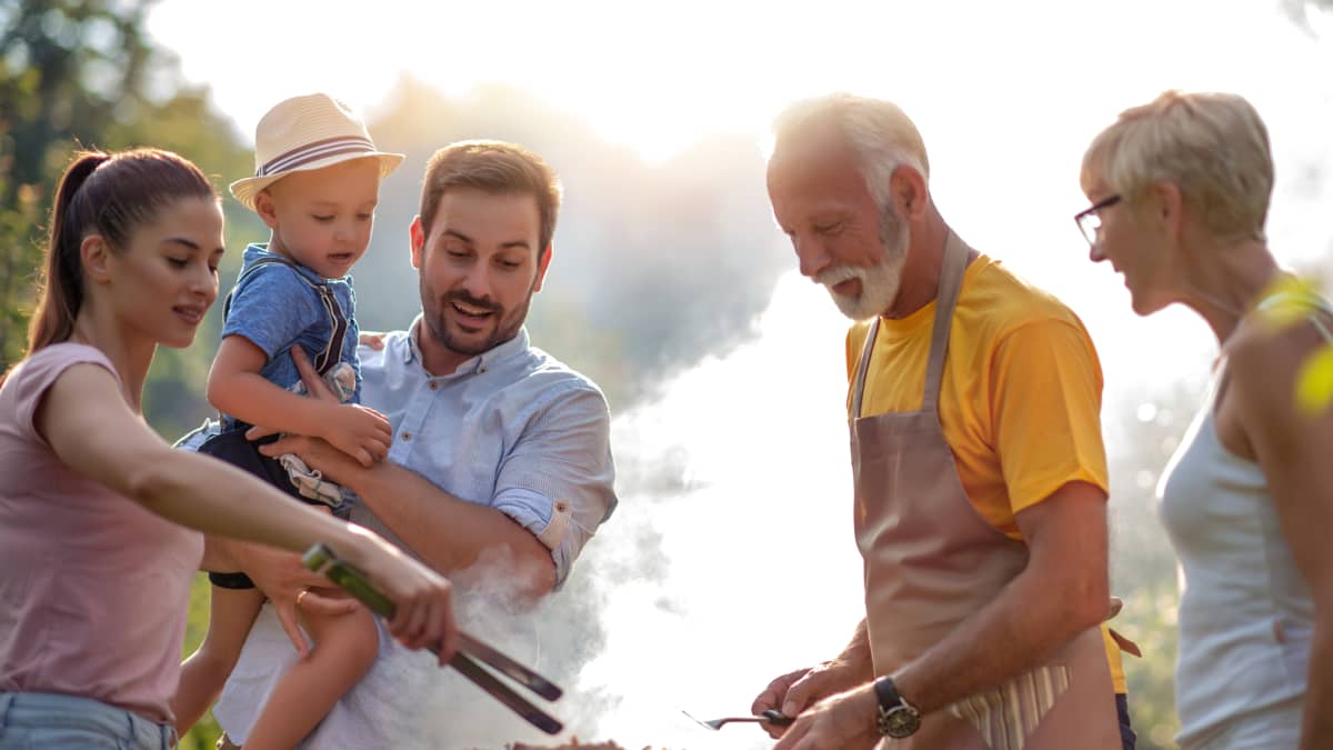 Famille autour d'un barbecue