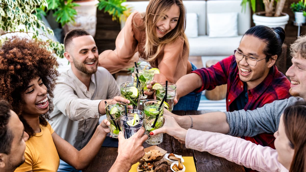Un groupe d’amis profitant trinquant des cocktails