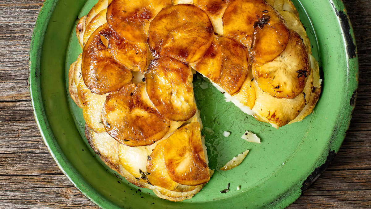 Pommes Anna sur assiette verte