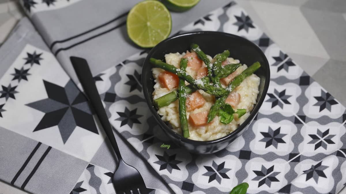 Risotto au citron vert, saumon et asperges vertes