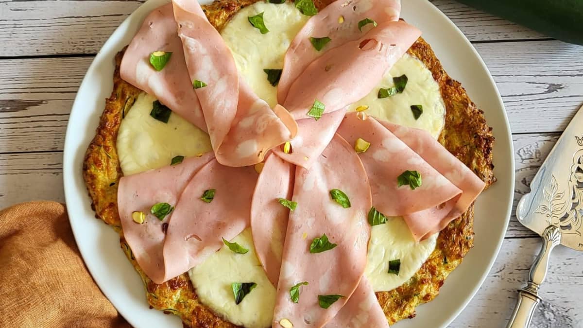 Pizza de courgette à la mortadelle