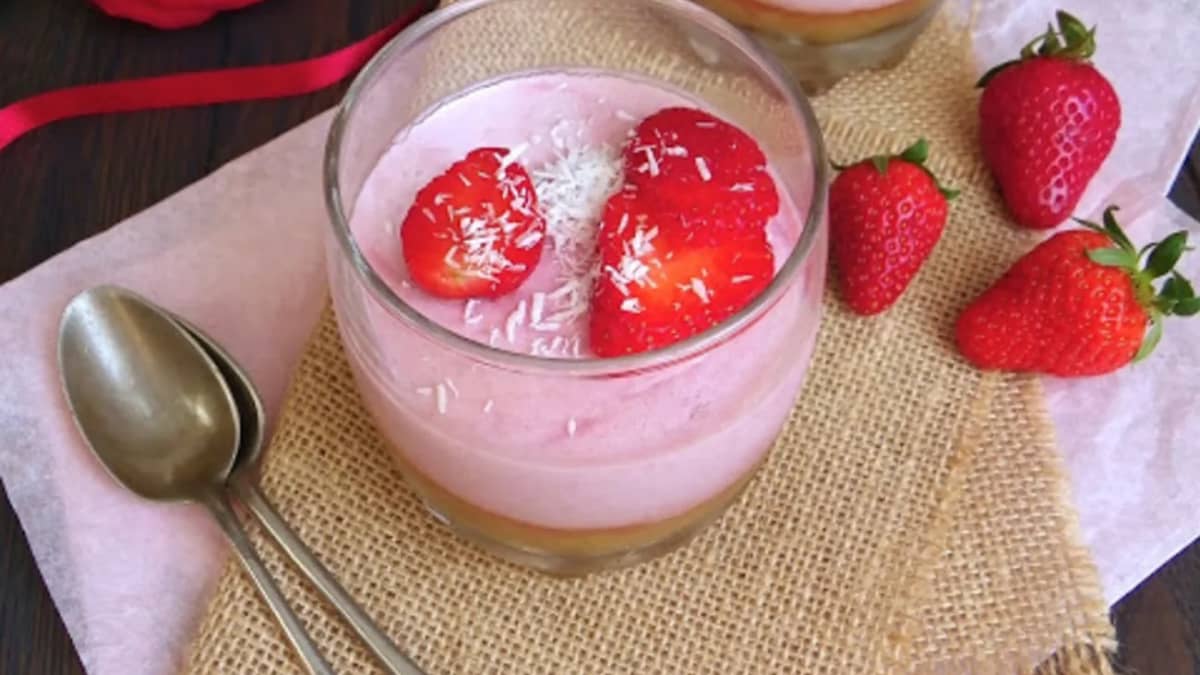 Mousse de fraises à la noix de coco et compotée de rhubarbe