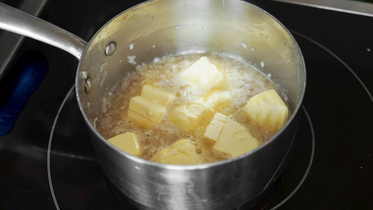 Casserole avec réduction d'échalotes au vin blanc et beurre en morceaux
