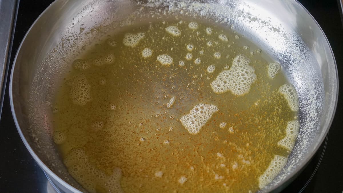 Cuisson d'un beurre noisette dans une poêle Lagostina inox
