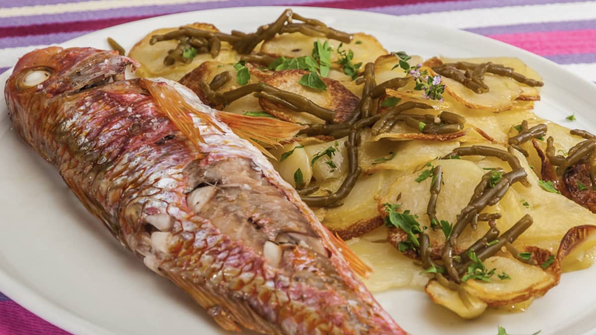 Assiette de filets de rougets à l'ail et persil