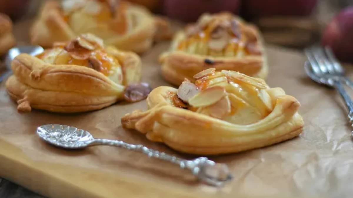 Carrés feuilletés pommes amandes effilées.