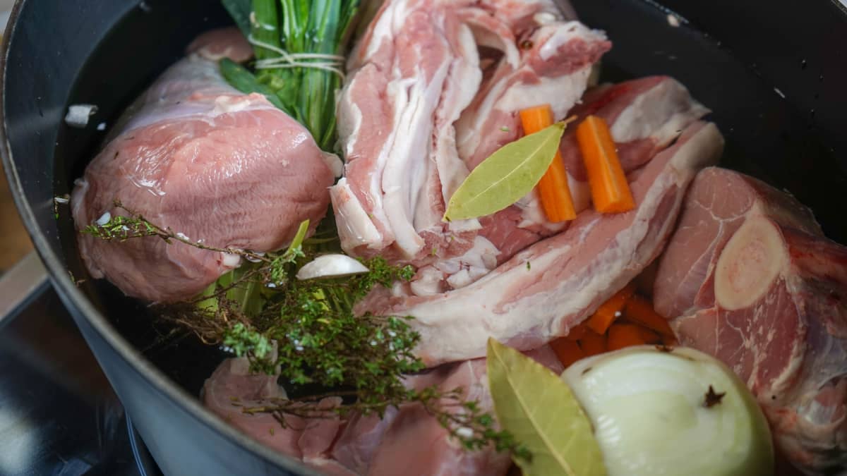 Blanquette crue dans une cocotte en fonte noire
