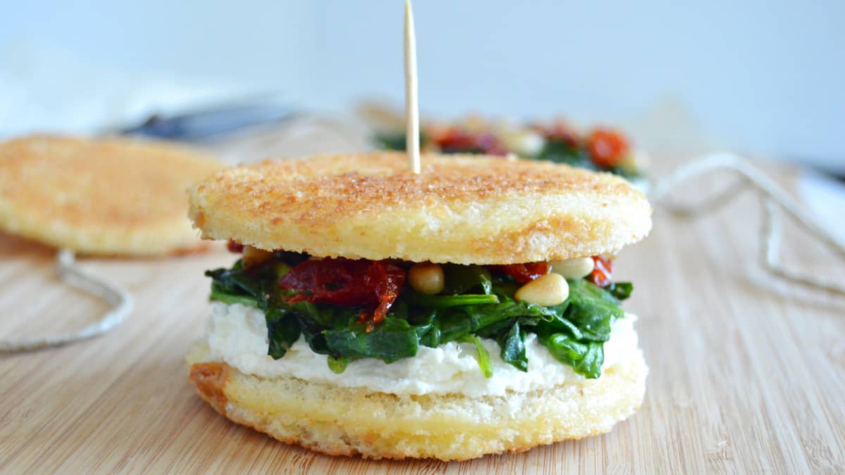 Croque-monsieur végétarien original, fromage de chèvre, épinards tomates séchées