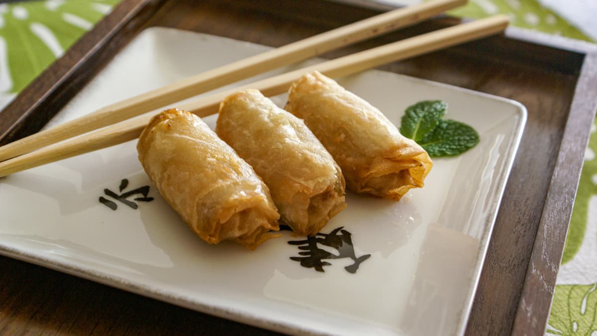 3 nems sur assiette et baguettes