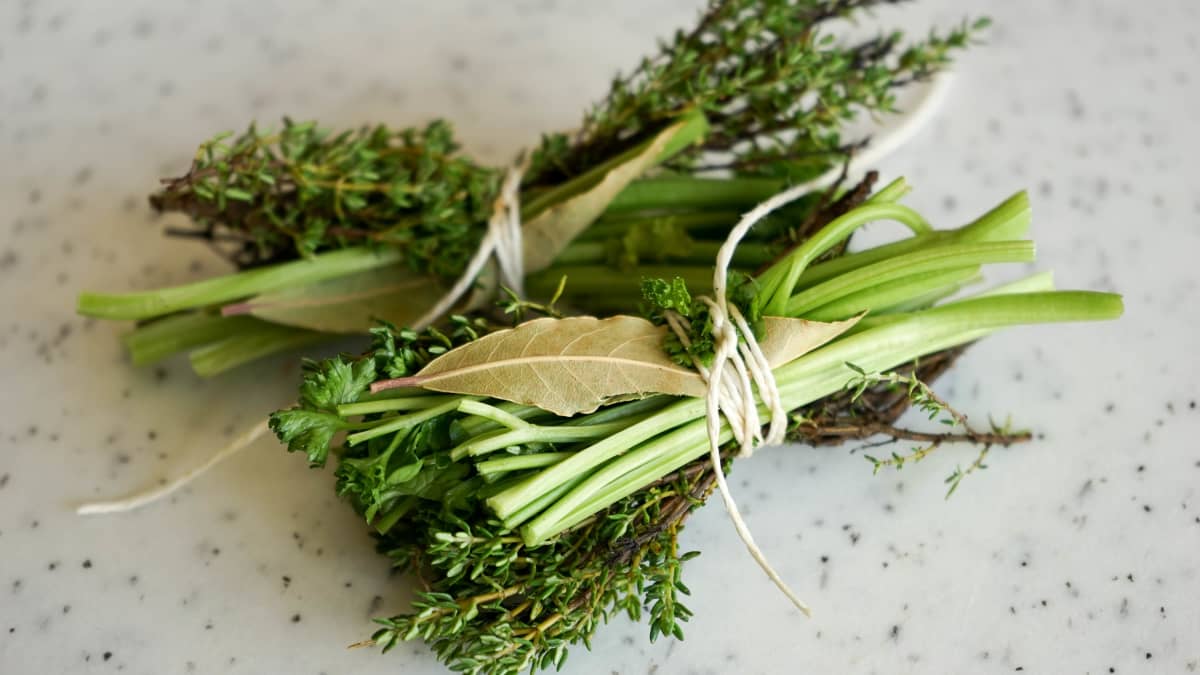 Bouquet garni sur fond blanc.