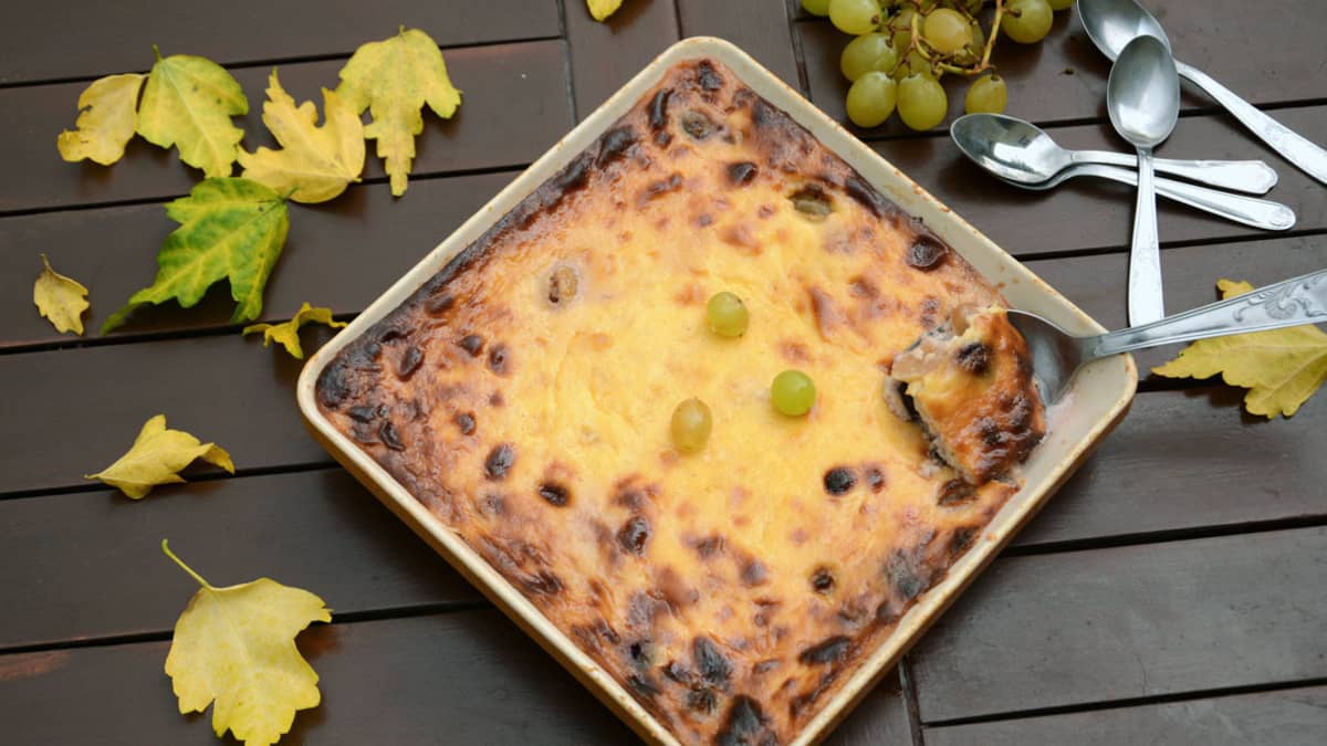 Gros plan sur une tarte mi-figue mi-raisin, et grains de raisin