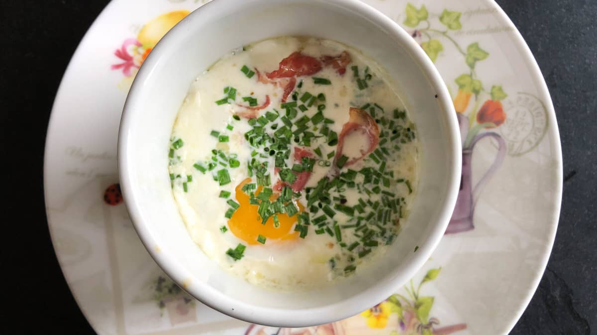 Oeuf cocotte bacon ciboulette dans un ramequin blanc