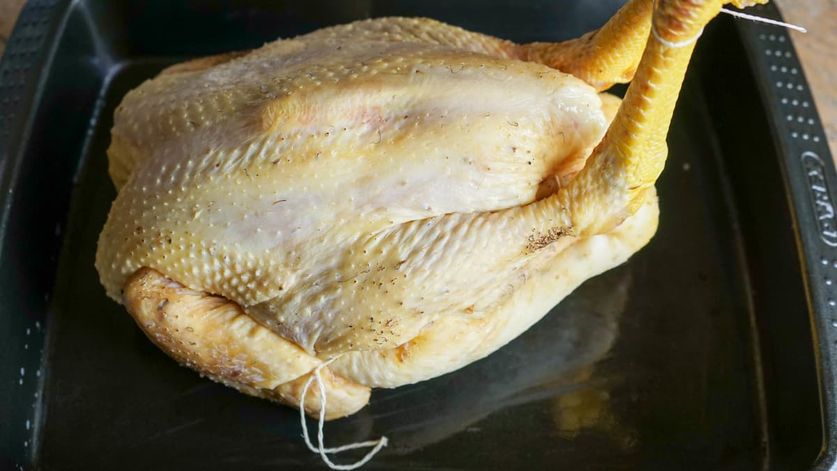Chapon bridé dans une plaque de cuisson.