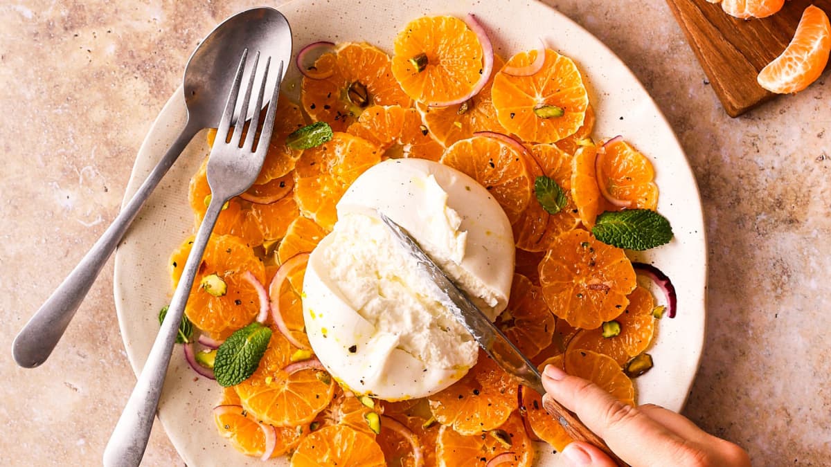 Dégustation d'un carpaccio de clémentines de Corse à la burrata