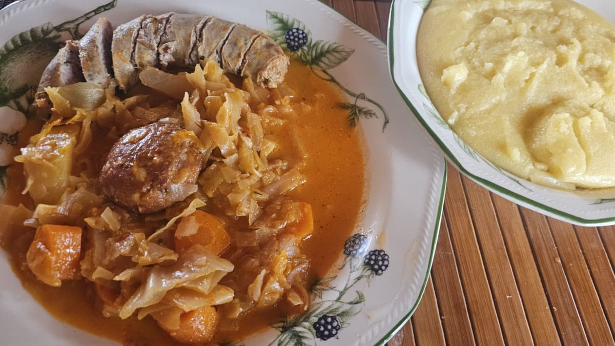 Assiettes de potée aux saucisses et de purée maison