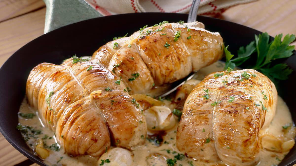 Paupiettes de veau en sauce dans une poêle