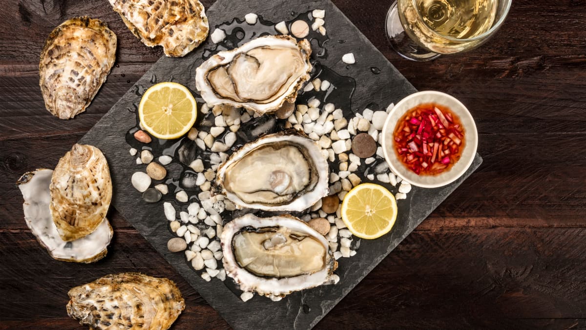 Photo d'huîtres avec du vin, du citron et une vinaigrette