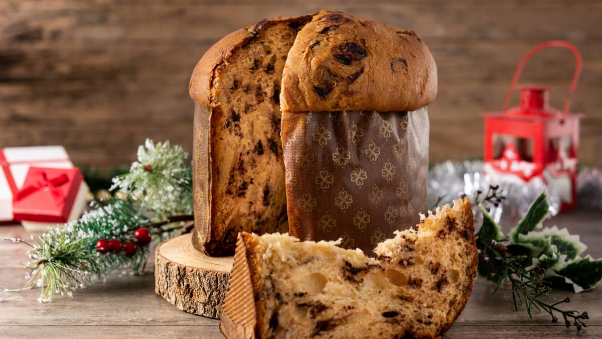 Panettone italien traditionnel pour Noël sur une table en bois