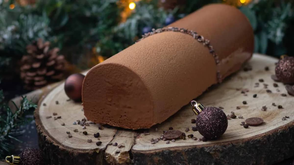 Bûche Mogador sur une table de réveillon