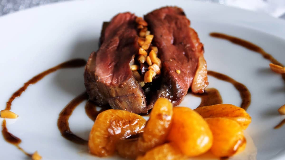 Assiette de rôti de magret de canard aux amandes et aux clémentines