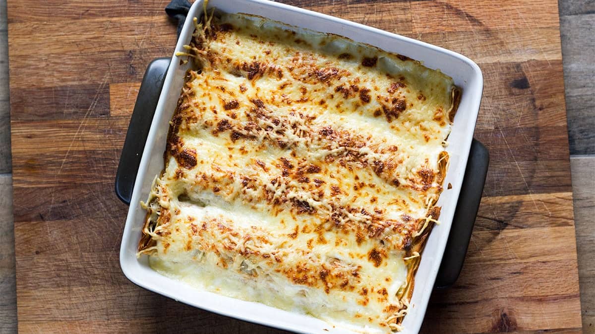 Plat de ficelles picardes posé sur une table en bois