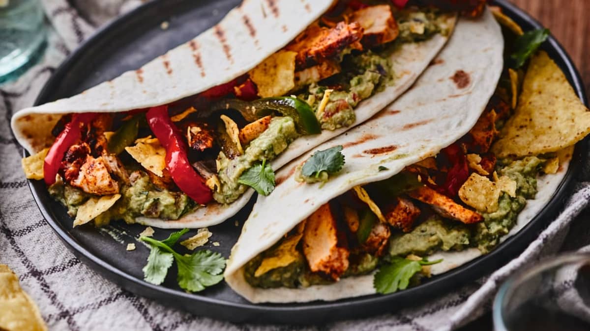 Belle assiette de quesadillas de poulet bien garnies
