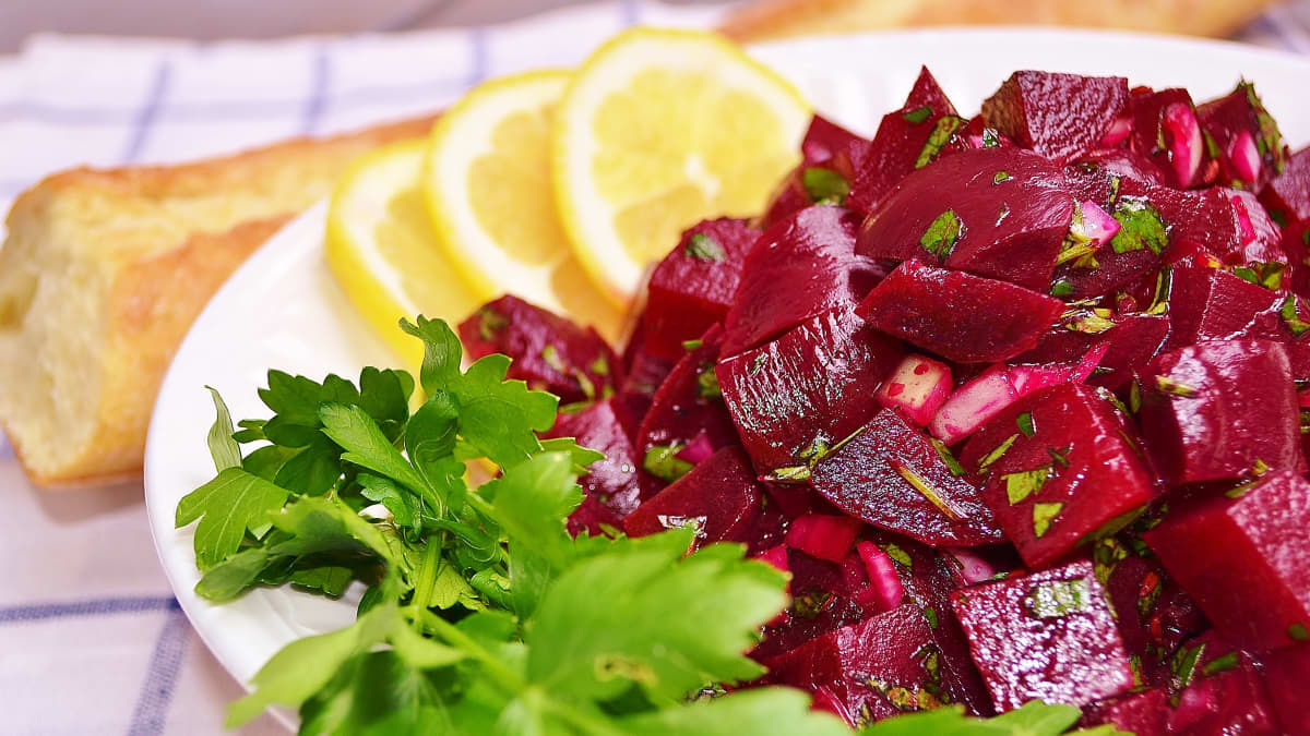Gros plan sur une salade de betteraves au miel et au cumin