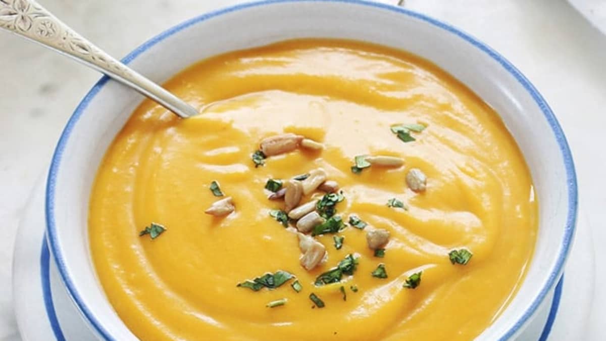 Assiette de velouté au butternut, curry et lait de coco