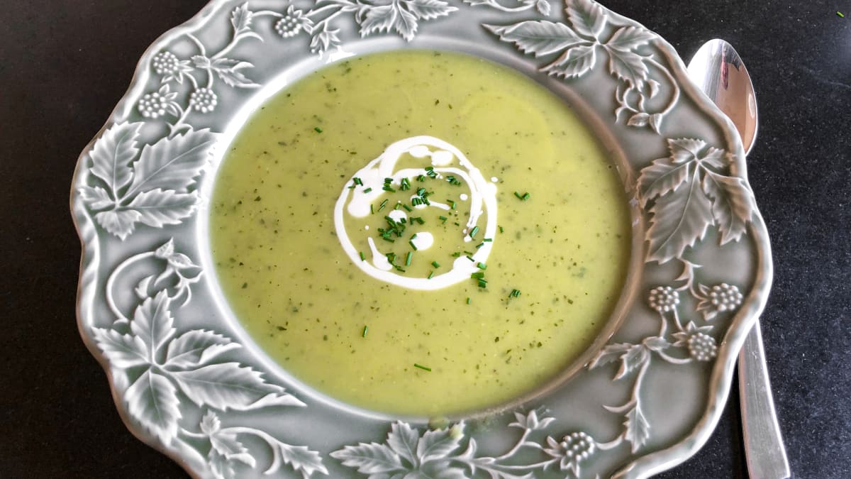 Potage au cresson servie dans une belle assiette