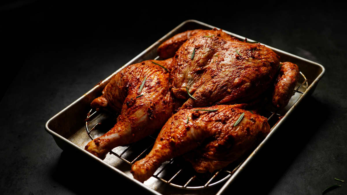 Poulet rôti entier en crapaudine mariné aux épices 