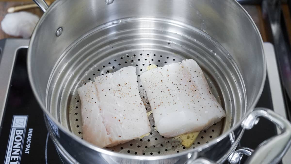Filets de poisson blanc dans un cuiseur vapeur en acier inoxydable