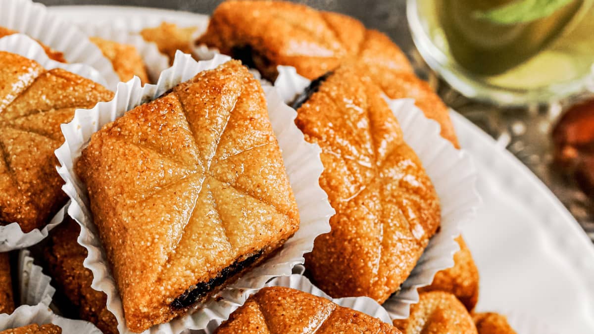 Assiettes de makrouts aux dattes et miel et verre de thé à la menthe