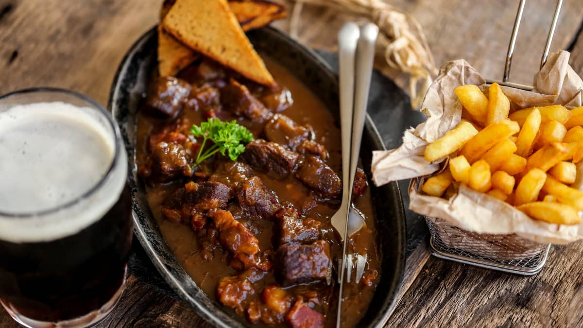 Carbonade flamande, frites et verre de bièrre