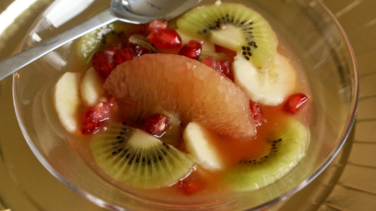 Belle coupe de salade de fruits et boule de glace