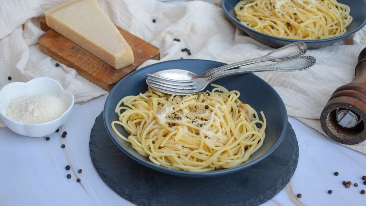 Belles assiettes de spaghetti cacio e pepe, pecorino romano et poivre
