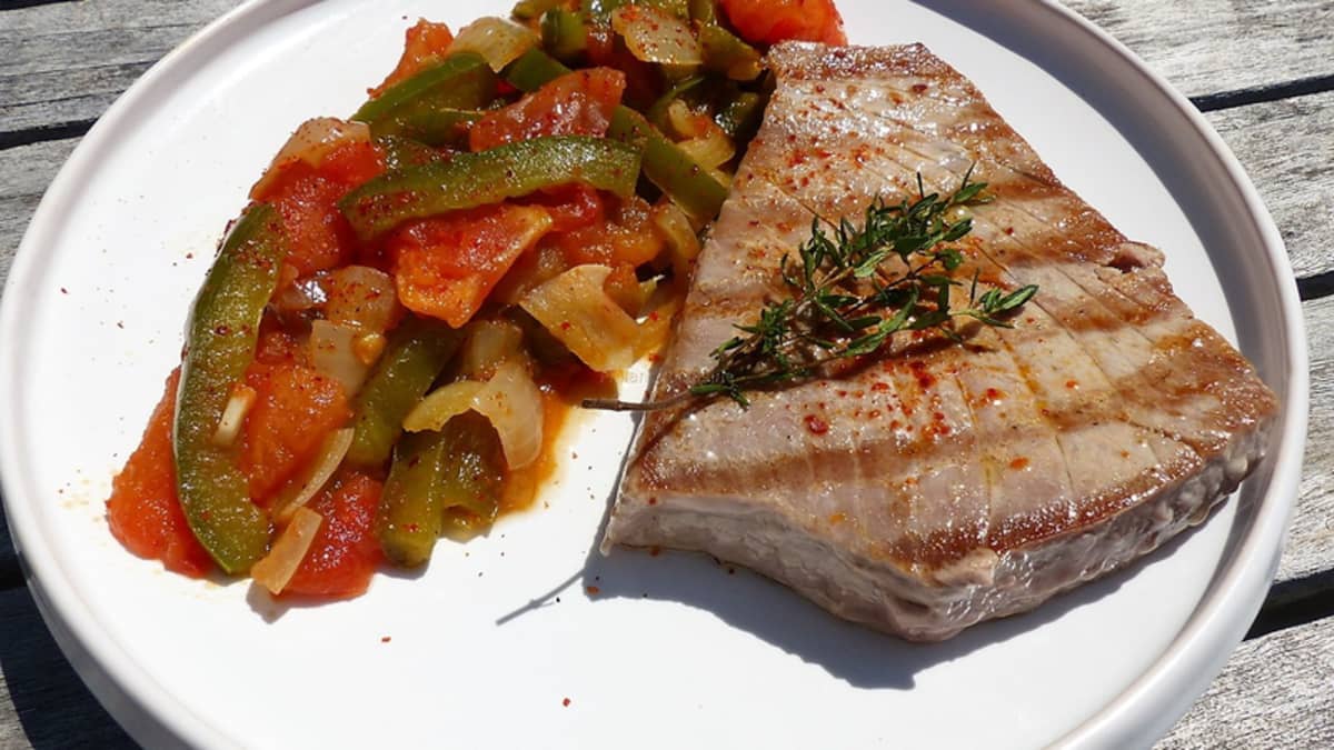 Thon à la basquaise et garniture de légumes