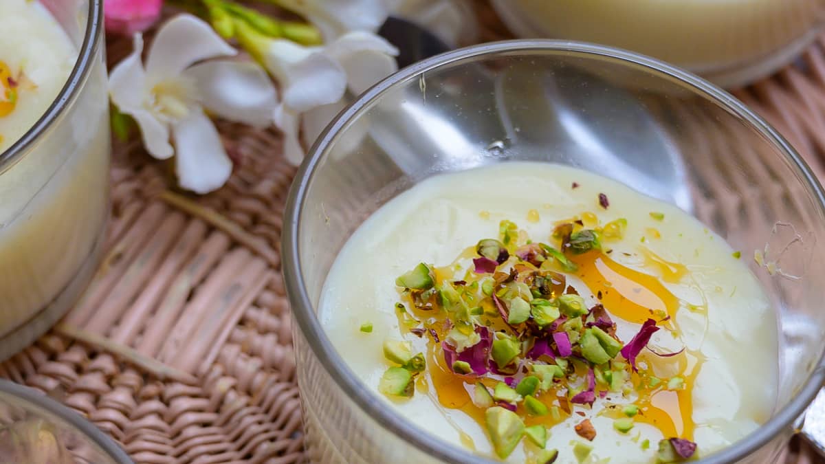 Gros plan sur une coupe de mouhalabieh avec des éclats de pistaches