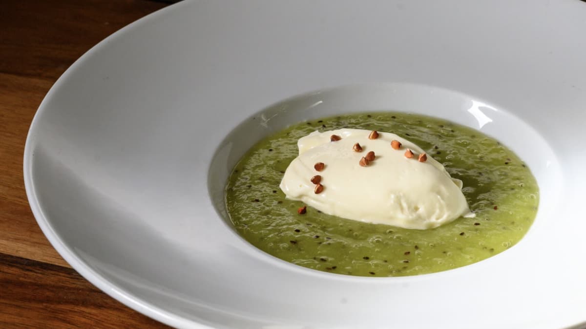 Soupe de kiwi et quenelle de chocolat blanc