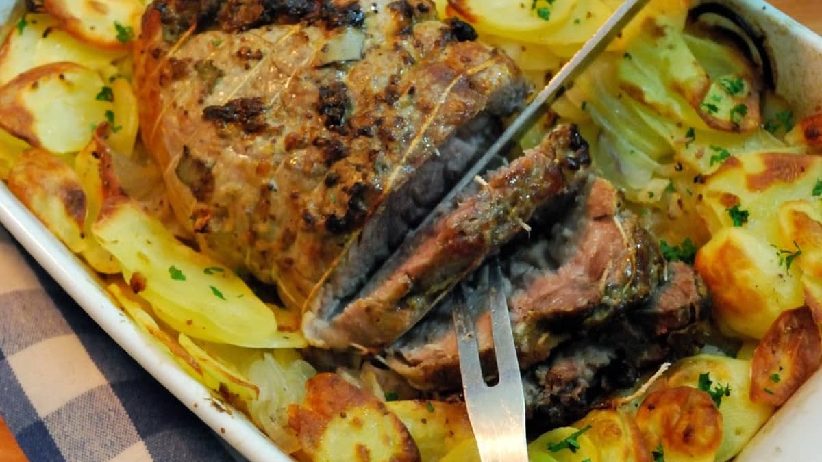 Rôti de porc façon boulangère, découpé, dans un plat de service