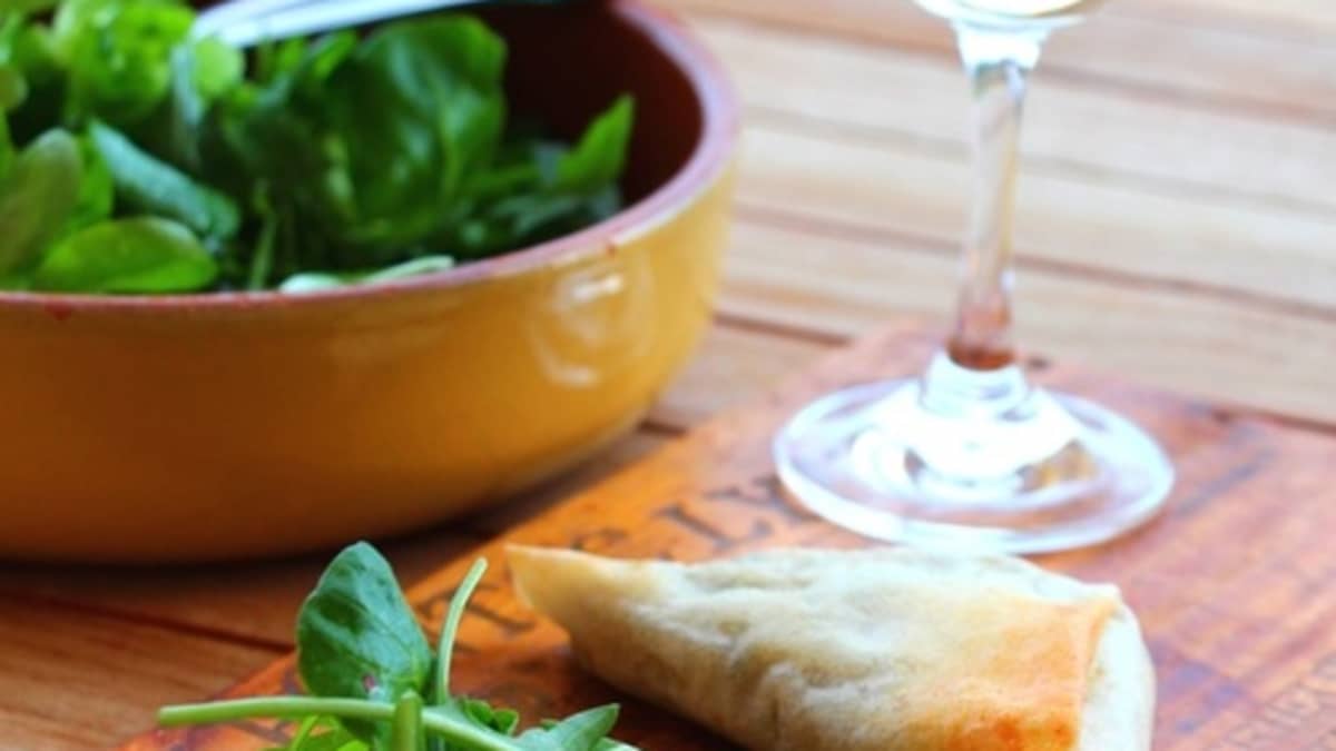Feuilles de brick, agneau et menthe fraîche avec un verre de vin