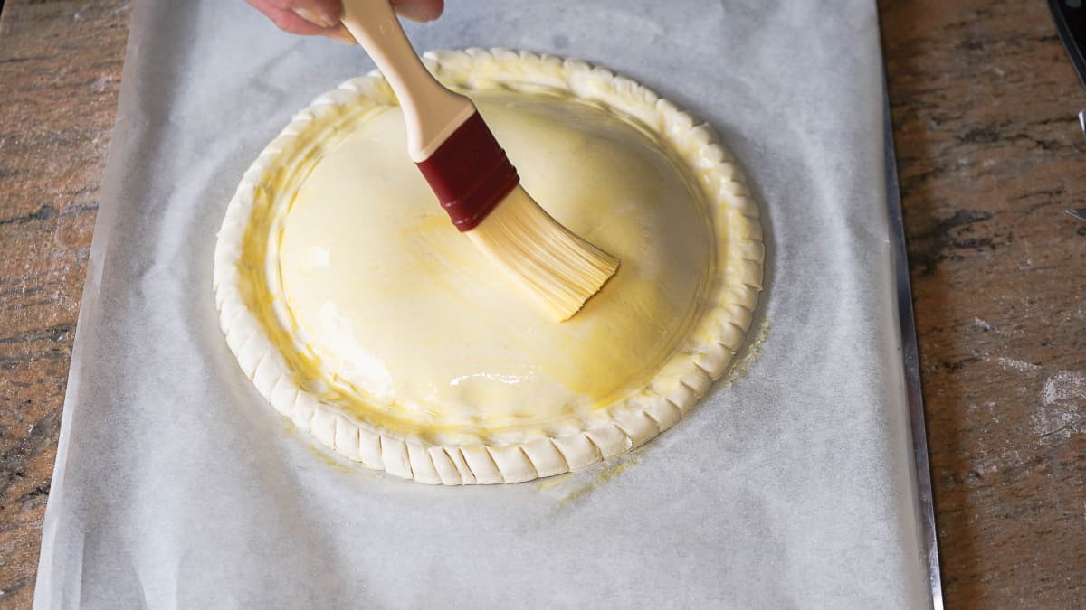 Galette des rois sur plaque à pâtisserie.